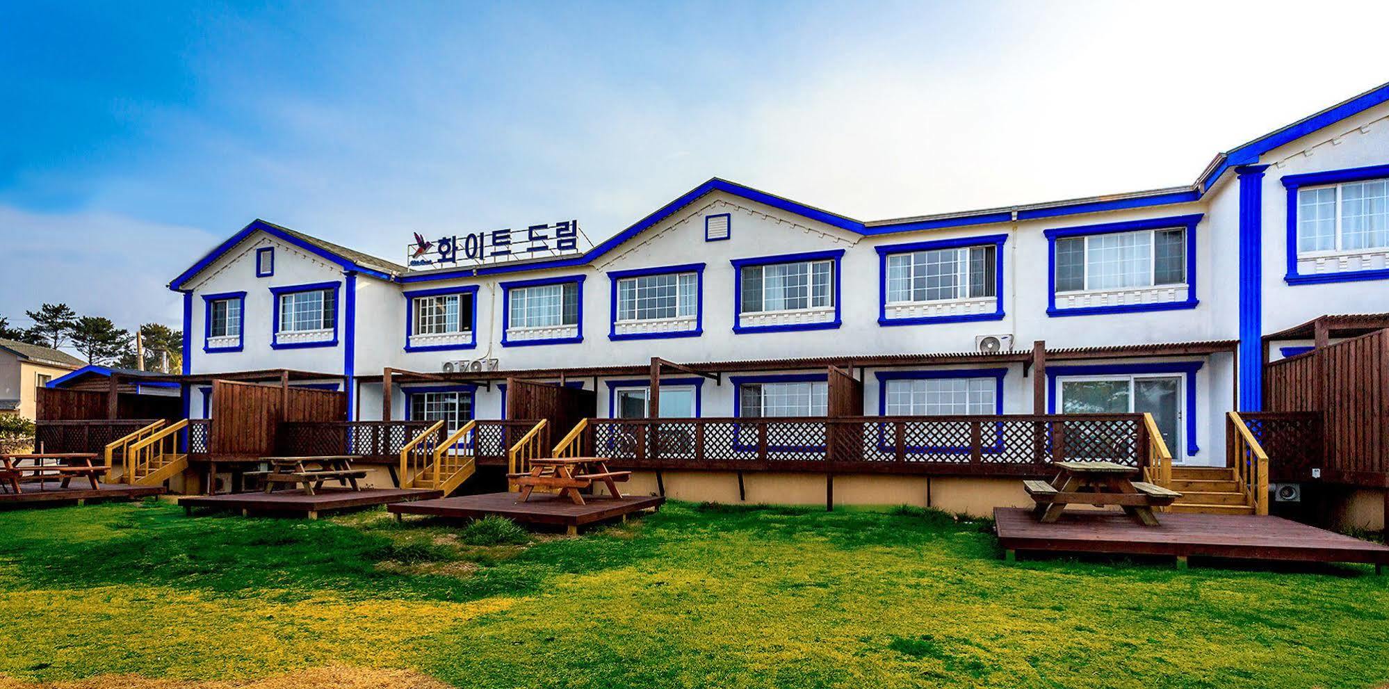 White Dream Pension Jeju Bagian luar foto